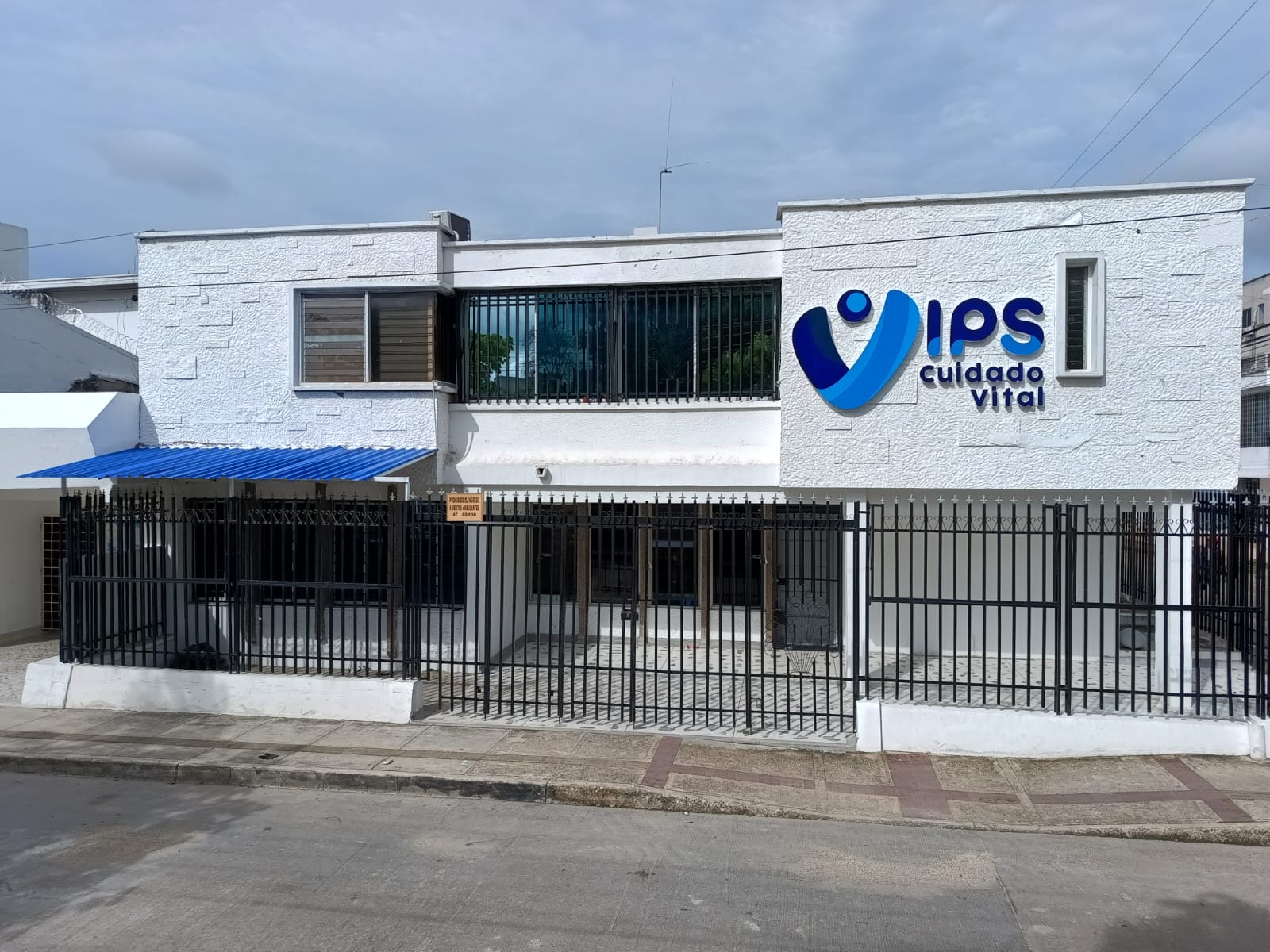 Equipo médico profesional en la IPS